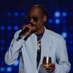 Snoop Doggs FXCN Around Comedy Special 2022 720p WEBRip 800MB x264<span style=color:#fc9c6d>-GalaxyRG[TGx]</span>